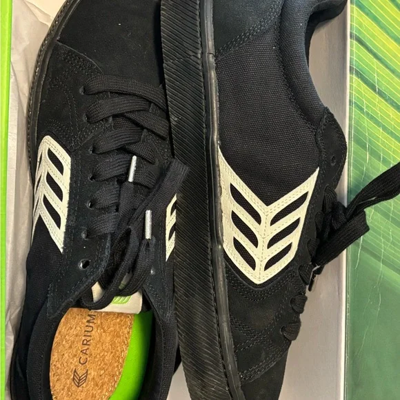 Cariuma Black Sneakers Modern Athletic Style - Picture 2 of 4